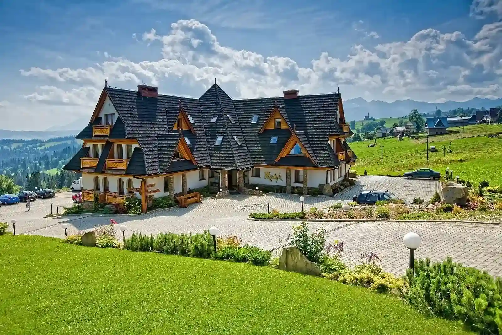 Hotel Redyk v zimě s výhledem na Tatry